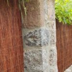 Tancament de bambú i pedra