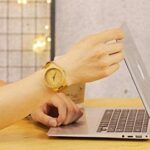 Rellotge bambú i ordinador portàtil