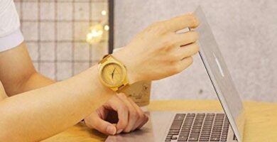 Rellotge bambú i ordinador portàtil