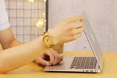 Rellotge bambú i ordinador portàtil