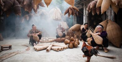 dones manufacturant el bambú